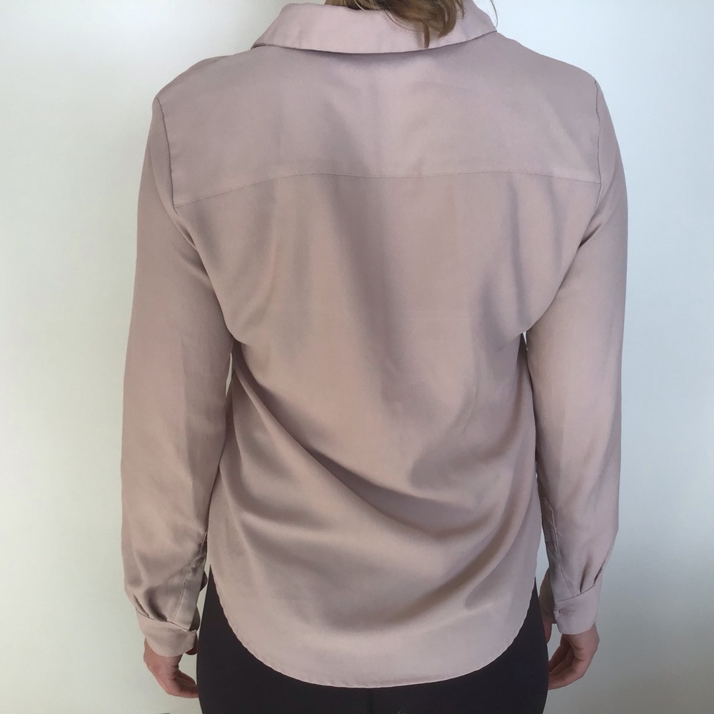 💥3/$10 H&M V-Neck Blouse - Picture 2 of 6